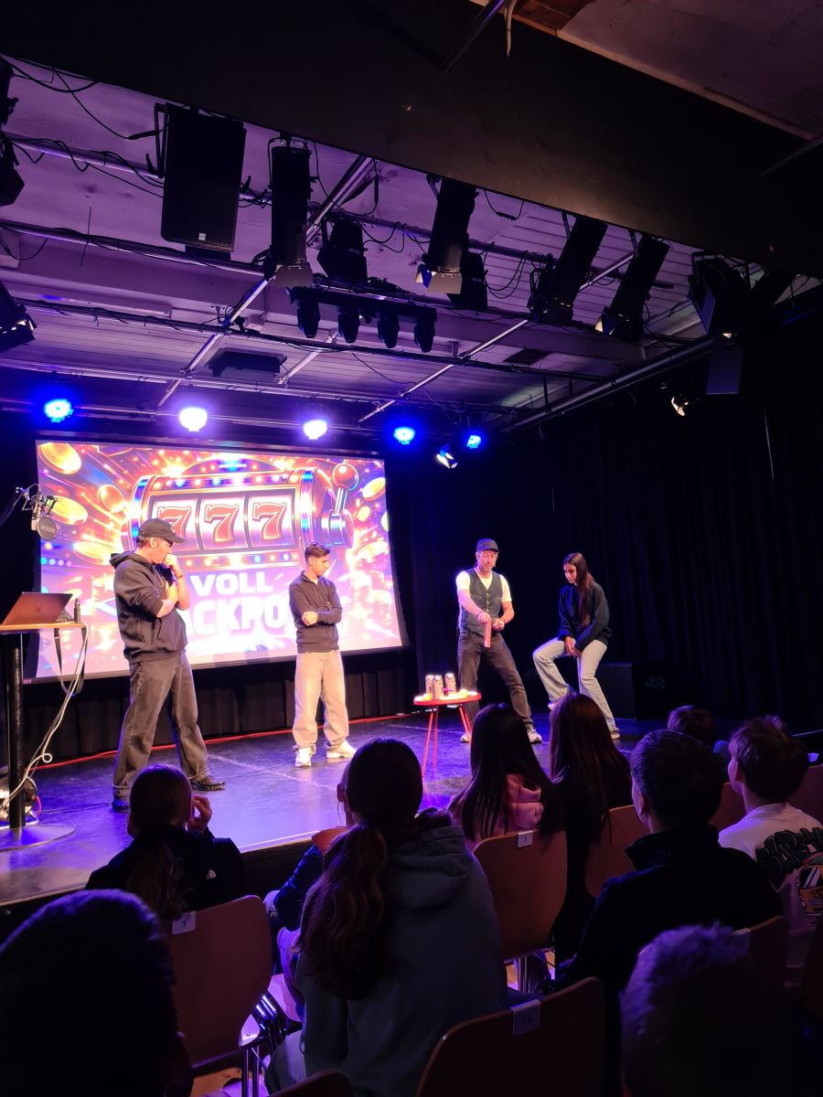 Theaterbesuch der S1b und R1b