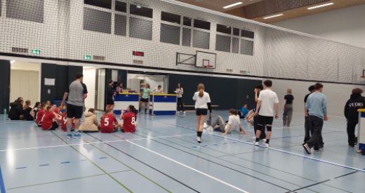 Schülerinnen und Schüler gegen Lehrpersonen: Volleyball-Turnier am OZ